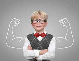 bambino con i muscoli