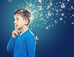 bambino che riflette tra una nuvola di lettere